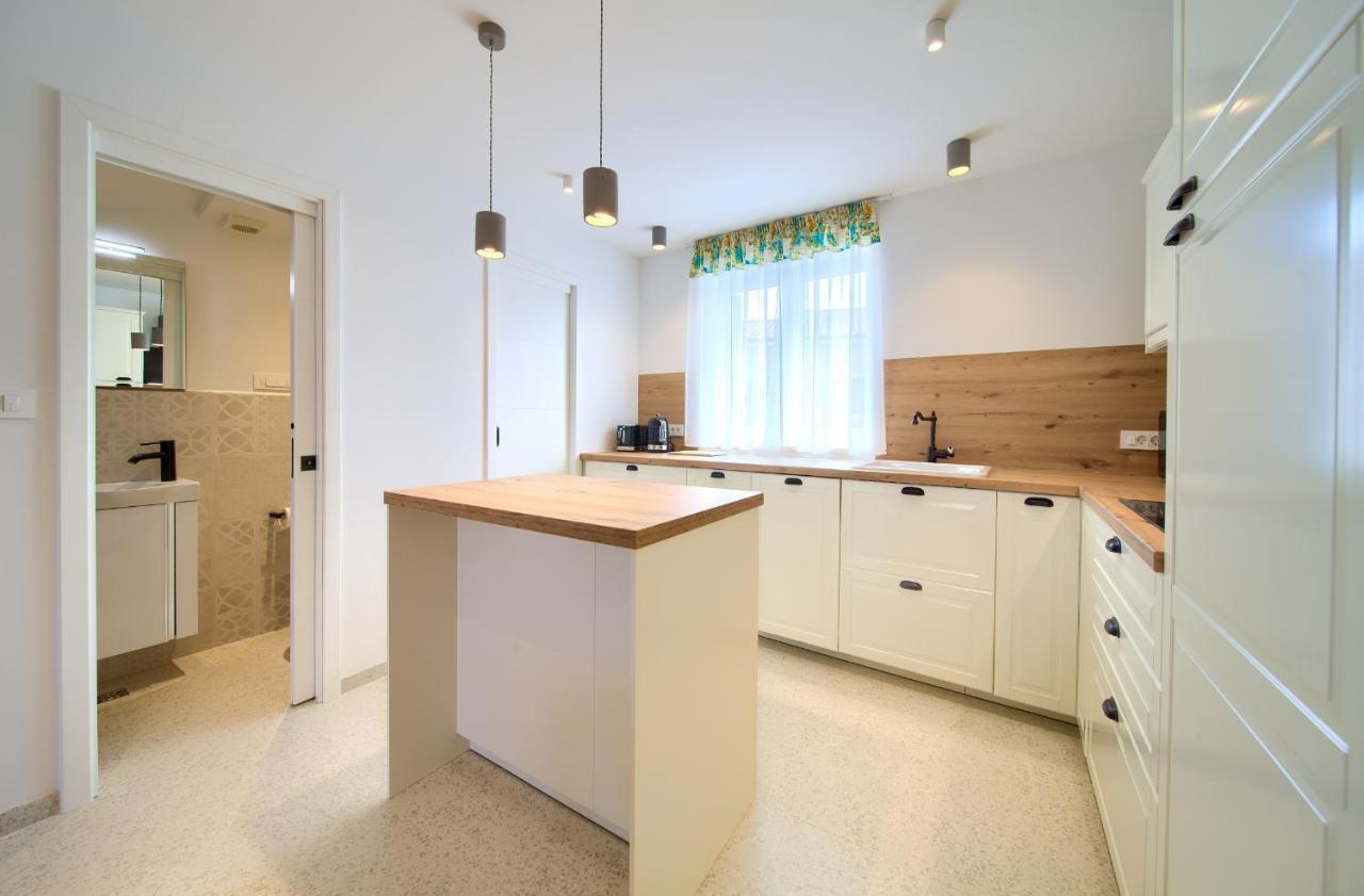 Apartman Placa Njivice Eksteriør bilde