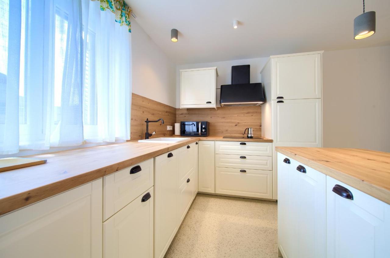 Apartman Placa Njivice Eksteriør bilde